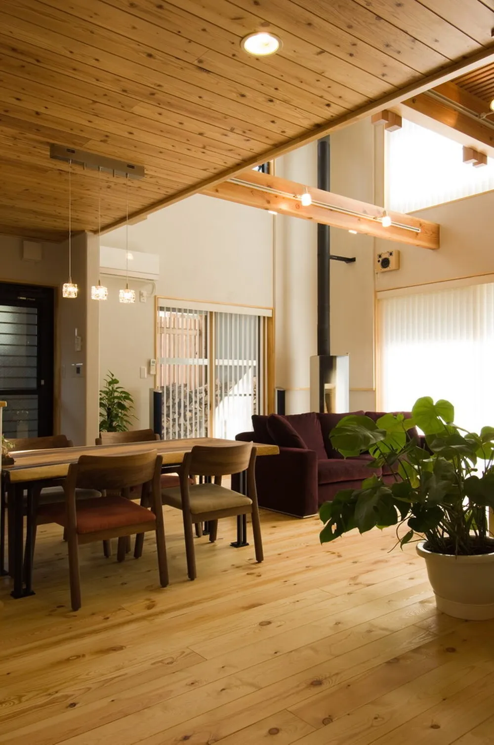 通り土間と薪ストーブがある自然素材の家