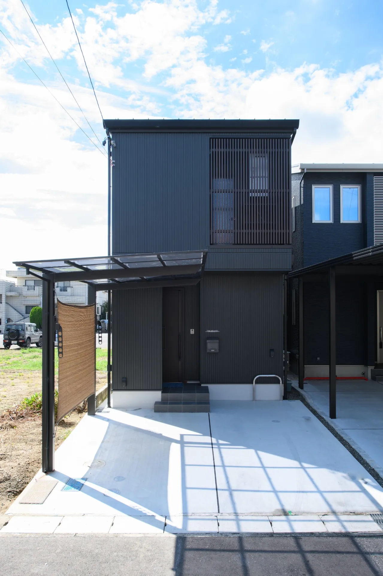 アウトドアリビングのあるキャンパーの家