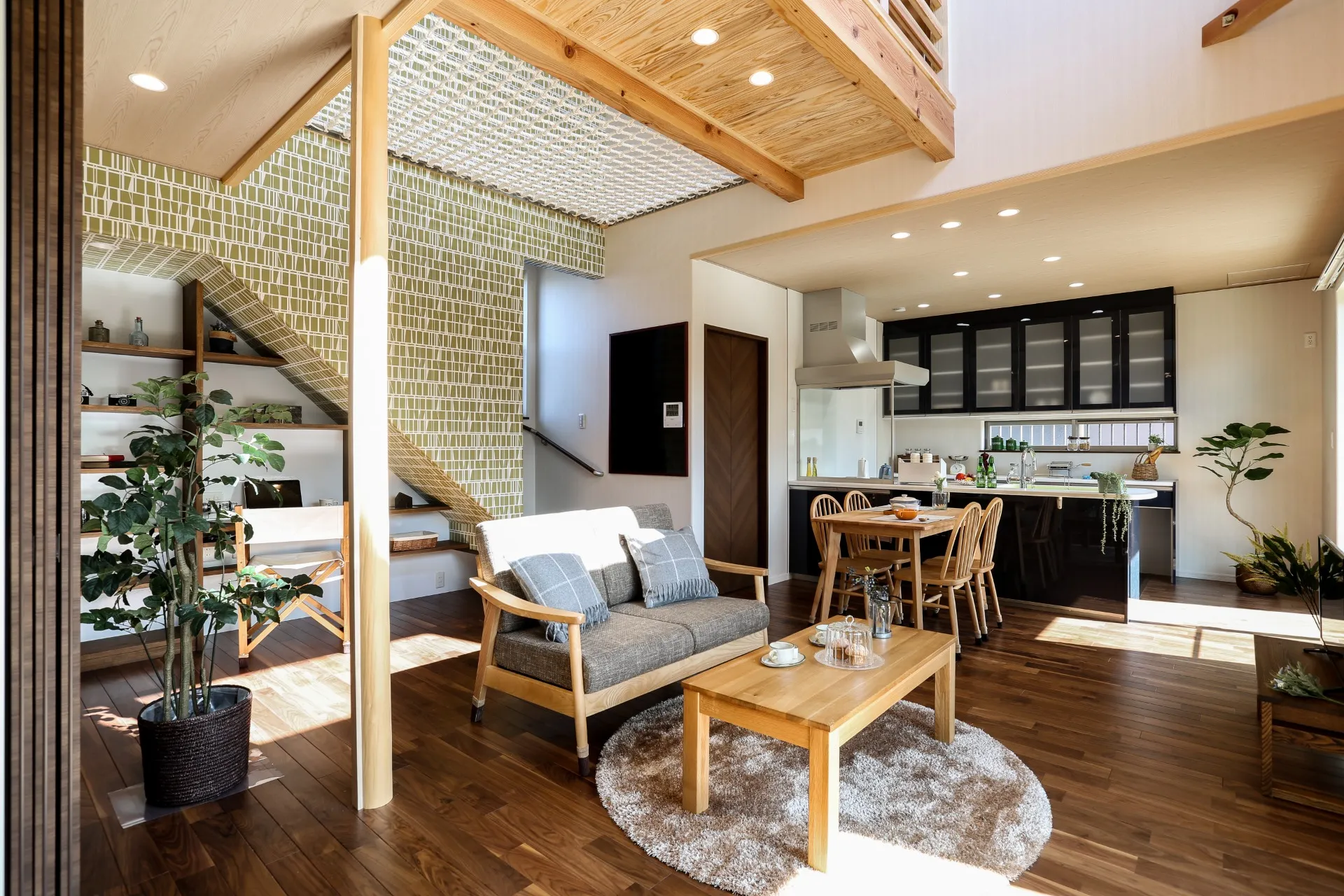 吹抜にアスレチックネットがある遊びのある家